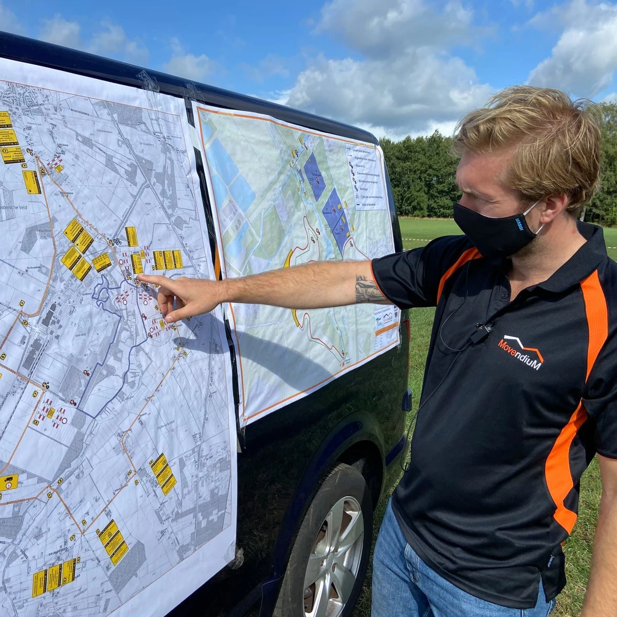 Festival plattegrond-editor op een laptop met podia, bars, foodtrucks en looproutes getekend op een geschaalde kaart