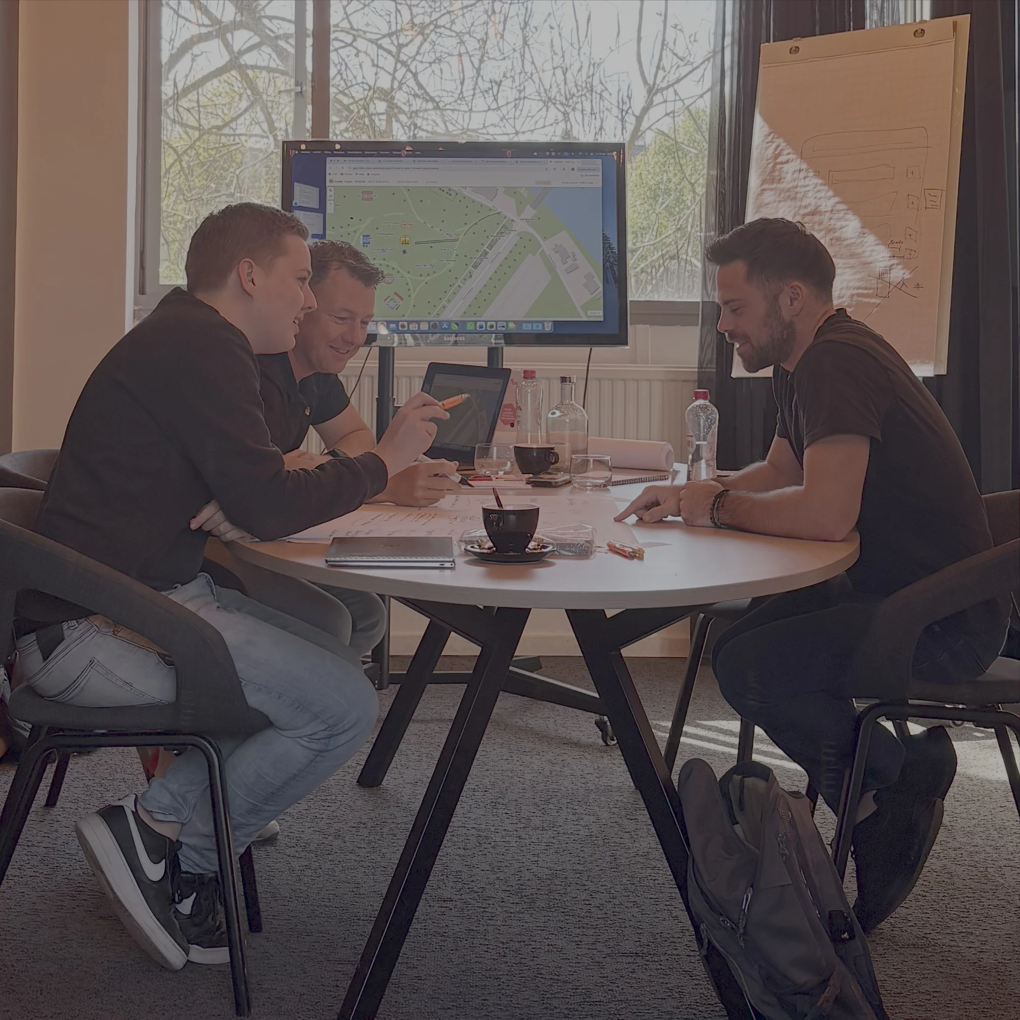 Het Traffic Chart-team, mobiliteits-professionals geworden software-bouwers, gefotografeerd op het hoofdkantoor